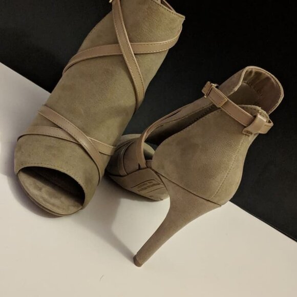 Women's Tan High Heels size 9. - Picture 3 of 3